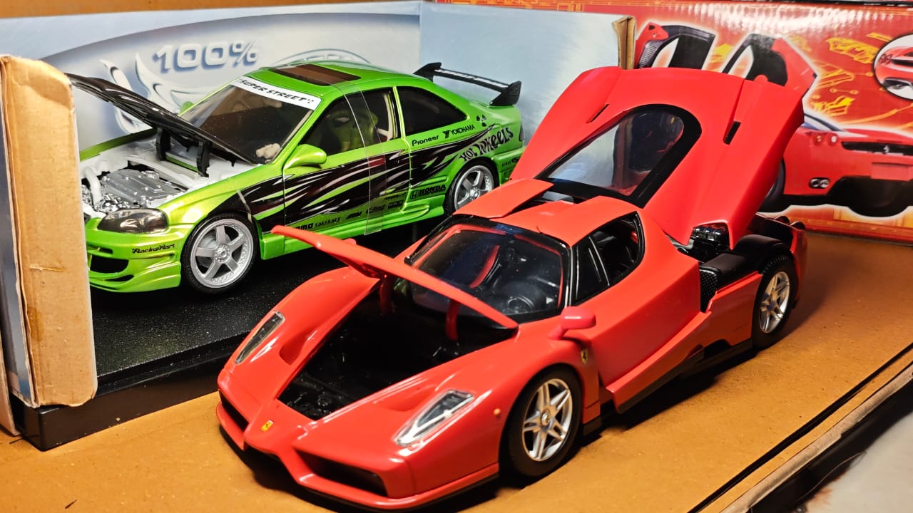 Hotwheels ENZO FERRARI 1:18 Official licenced 2002 USA Harla Hotwheels Diecast