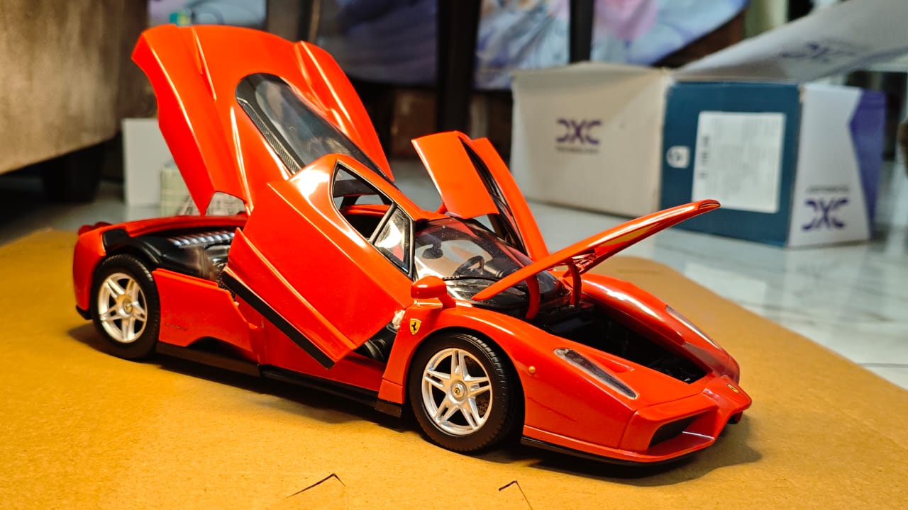 Hotwheels ENZO FERRARI 1:18 Official licenced 2002 USA Harla Hotwheels Diecast