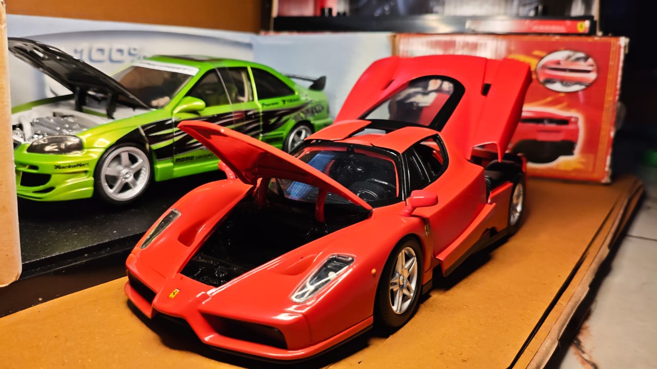 Hotwheels ENZO FERRARI 1:18 Official licenced 2002 USA Harla Hotwheels Diecast