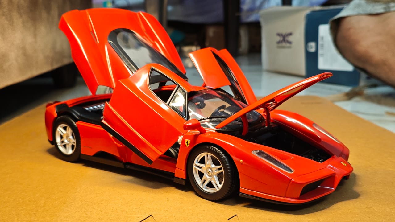 Hotwheels ENZO FERRARI 1:18 Official licenced 2002 USA Harla Hotwheels Diecast