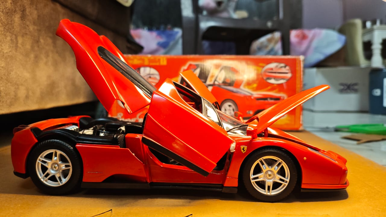 Hotwheels ENZO FERRARI 1:18 Official licenced 2002 USA Harla Hotwheels Diecast