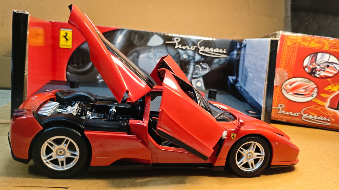 Hotwheels ENZO FERRARI 1:18 Official licenced 2002 USA Harla Hotwheels Diecast