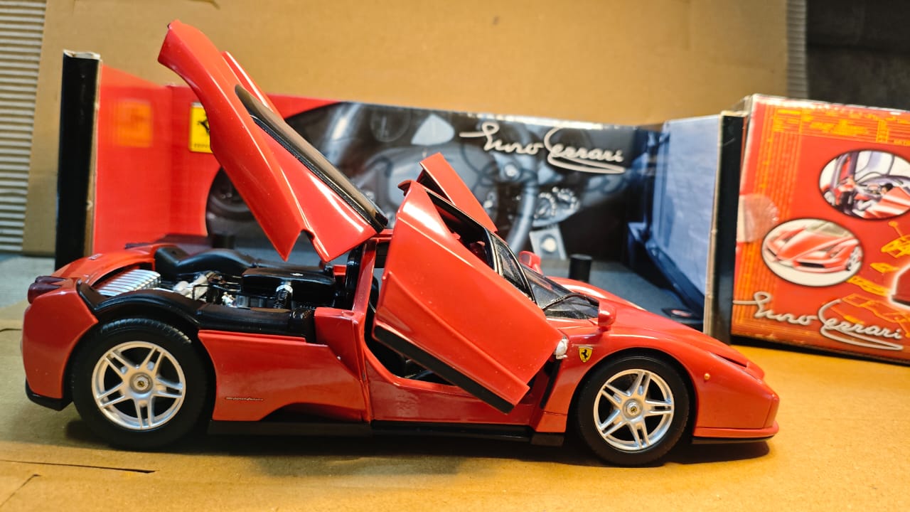 Hotwheels ENZO FERRARI 1:18 Official licenced 2002 USA Harla Hotwheels Diecast